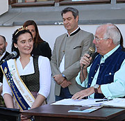 Die Schrobenhausener Spargelkönigin Annalena Fischhaber und Moderator Klaus Benz beim Anstich auf dem Viktualienmarkt (©Foto: Martin Schmitz)